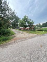 409 1st Street, Willis, TX 77378