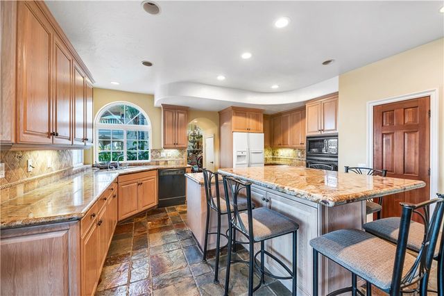 21990 Village Way, Canyon Lake, CA 92587