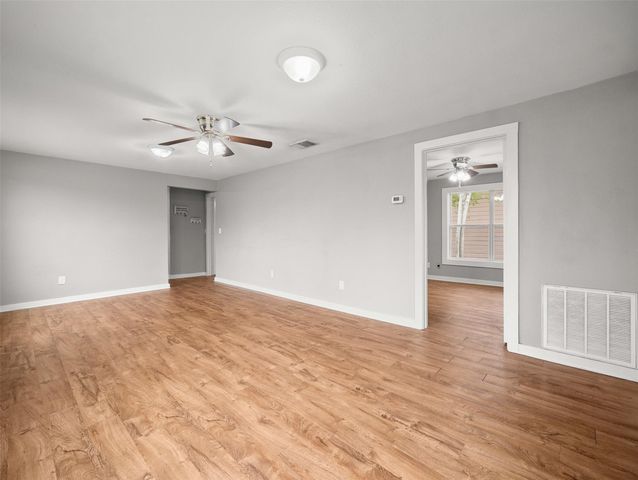 107 Mulberry Street, Hallettsville, TX 77964