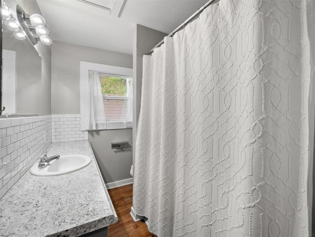 107 Mulberry Street, Hallettsville, TX 77964