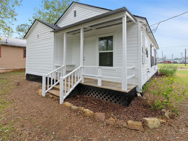 107 Mulberry Street, Hallettsville, TX 77964