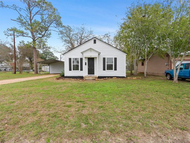 107 Mulberry Street, Hallettsville, TX 77964