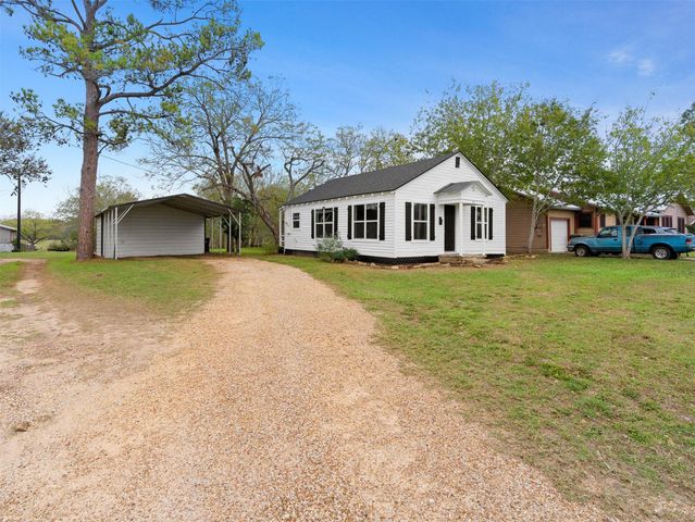 107 Mulberry Street, Hallettsville, TX 77964