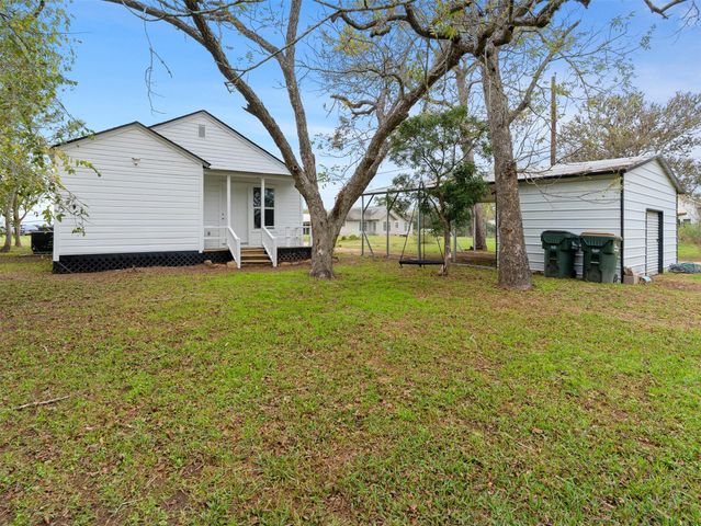 107 Mulberry Street, Hallettsville, TX 77964