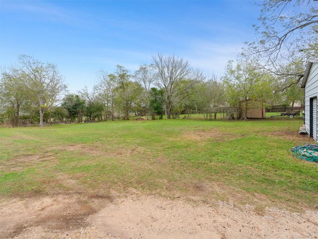 107 Mulberry Street, Hallettsville, TX 77964