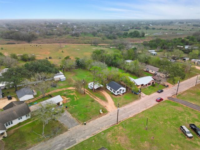 107 Mulberry Street, Hallettsville, TX 77964