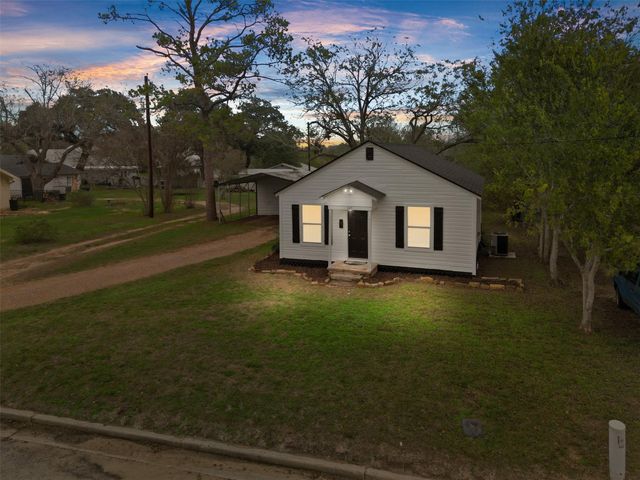 107 Mulberry Street, Hallettsville, TX 77964