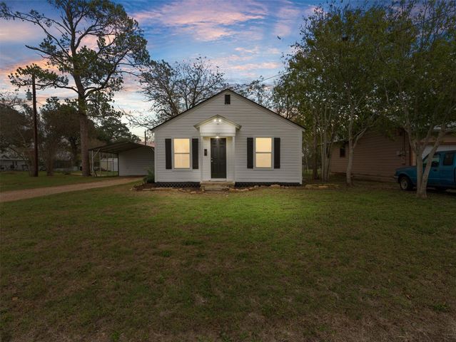 107 Mulberry Street, Hallettsville, TX 77964
