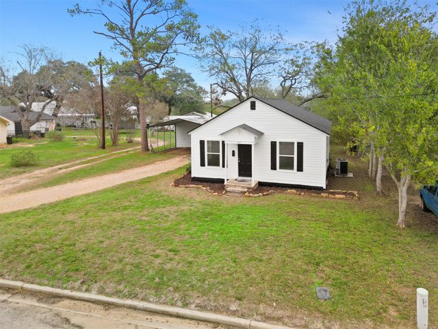 107 Mulberry Street, Hallettsville, TX 77964