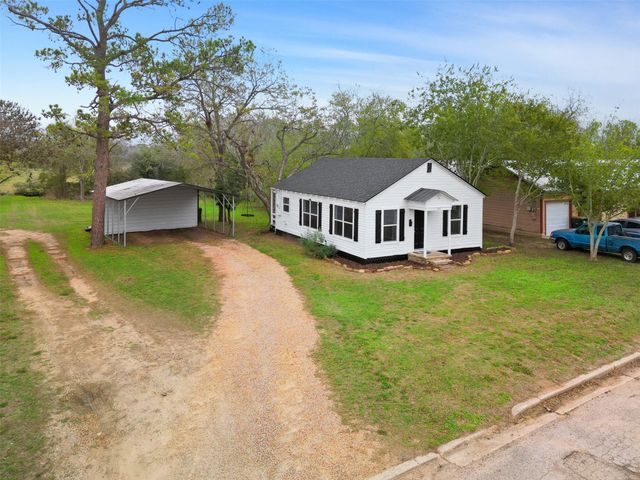 107 Mulberry Street, Hallettsville, TX 77964