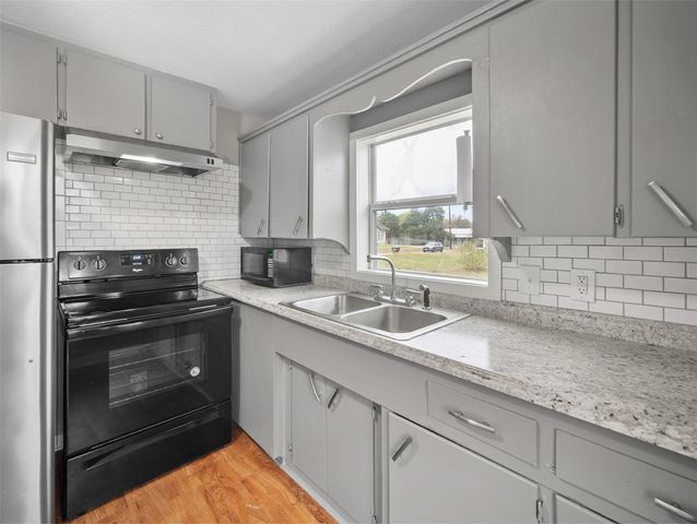 107 Mulberry Street, Hallettsville, TX 77964