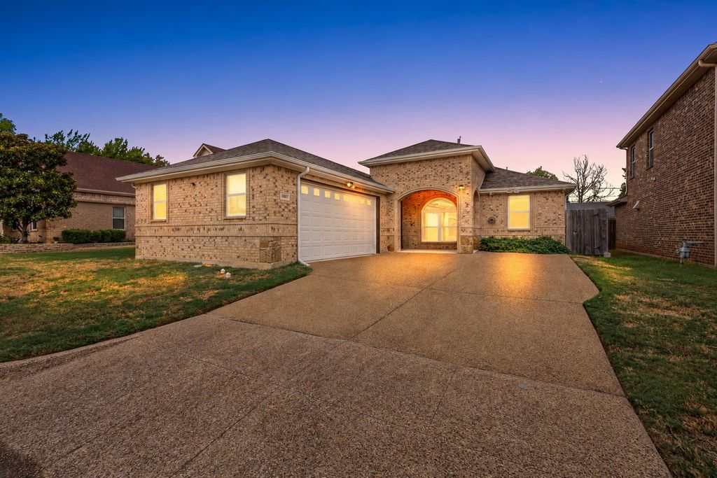 3807 Winding Road, Arlington, TX 76016 — exterior