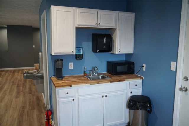 100 Mcneilly Rd, Baldwin Twp, PA 15226