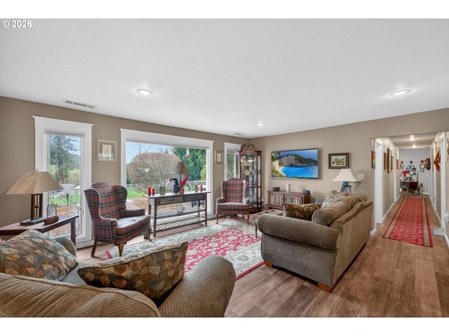 694 ORCHARD Ln, Roseburg, OR 97471