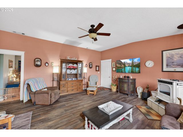 694 ORCHARD Ln, Roseburg, OR 97471