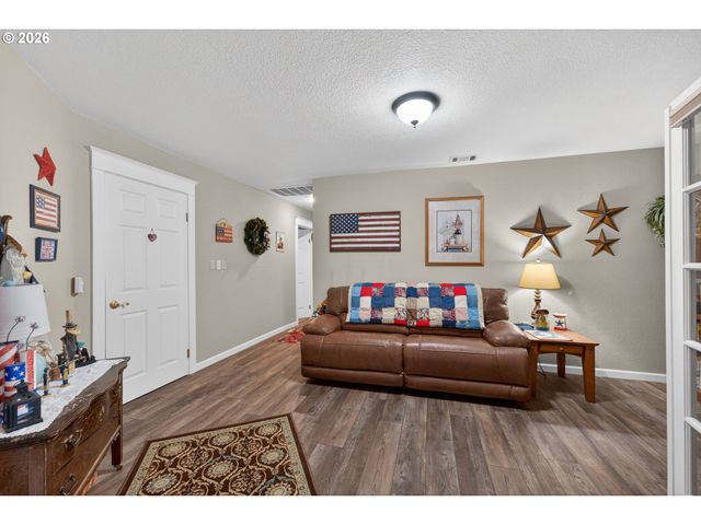 694 ORCHARD Ln, Roseburg, OR 97471