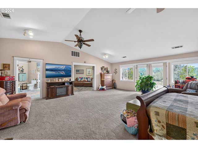 694 ORCHARD Ln, Roseburg, OR 97471