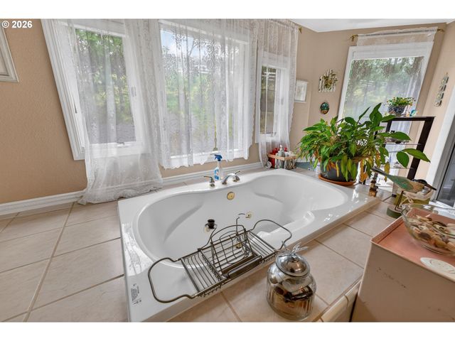 694 ORCHARD Ln, Roseburg, OR 97471