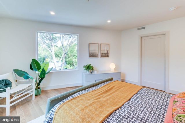 1327 IVES PL SE, Washington, DC 20003