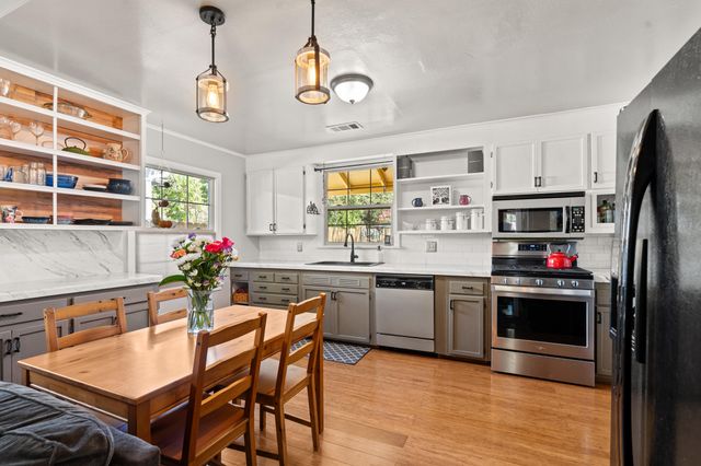 1427 NW Washington Boulevard, Grants Pass, OR 97526