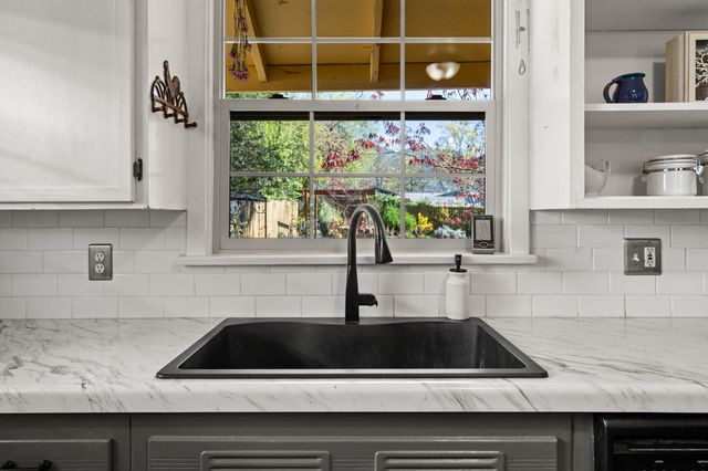 1427 NW Washington Boulevard, Grants Pass, OR 97526