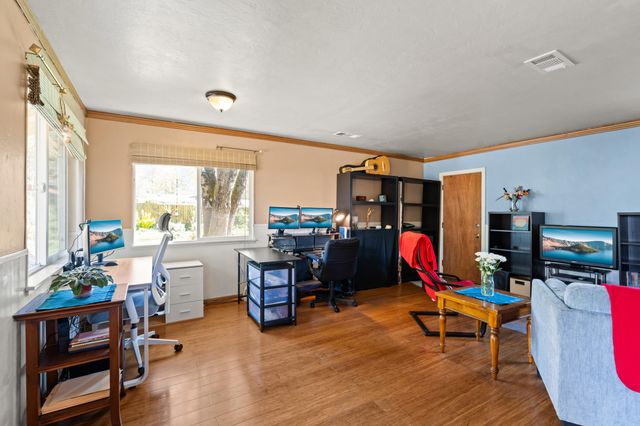 1427 NW Washington Boulevard, Grants Pass, OR 97526