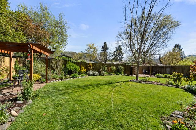 1427 NW Washington Boulevard, Grants Pass, OR 97526