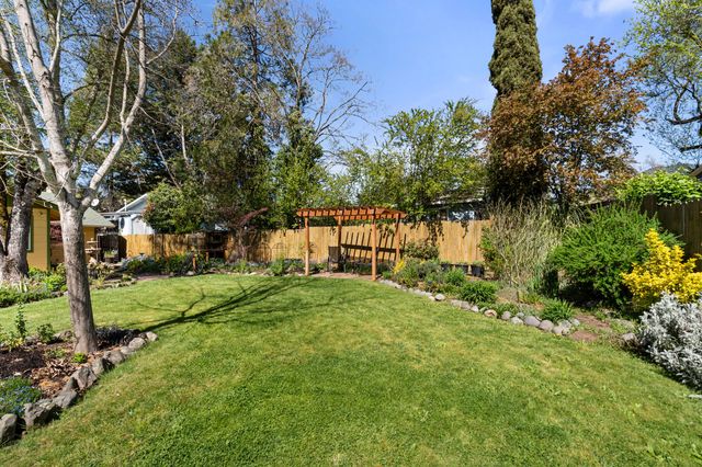 1427 NW Washington Boulevard, Grants Pass, OR 97526