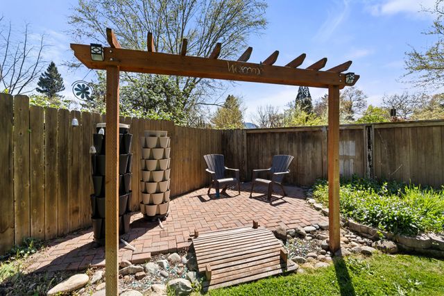 1427 NW Washington Boulevard, Grants Pass, OR 97526