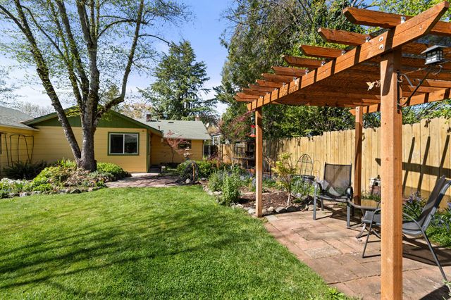 1427 NW Washington Boulevard, Grants Pass, OR 97526