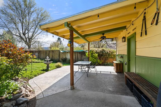 1427 NW Washington Boulevard, Grants Pass, OR 97526