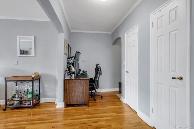 1 Town House Place 2E, Great Neck, NY 11021
