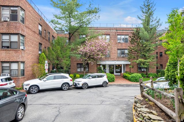 1 Town House Place 2E, Great Neck, NY 11021