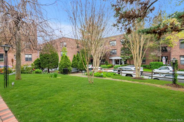 1 Town House Place 2E, Great Neck, NY 11021