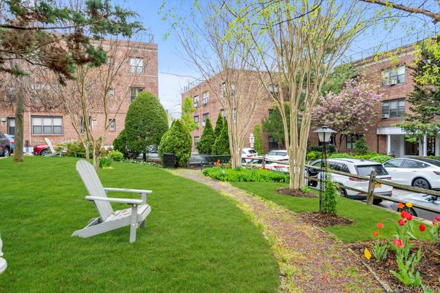 1 Town House Place 2E, Great Neck, NY 11021