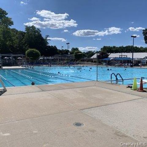 1 Town House Place 2E, Great Neck, NY 11021