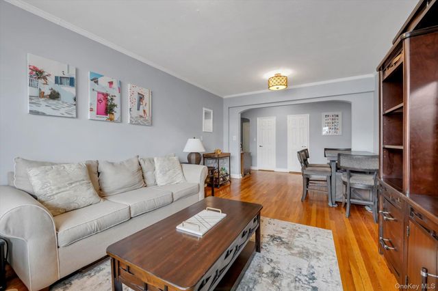 1 Town House Place 2E, Great Neck, NY 11021