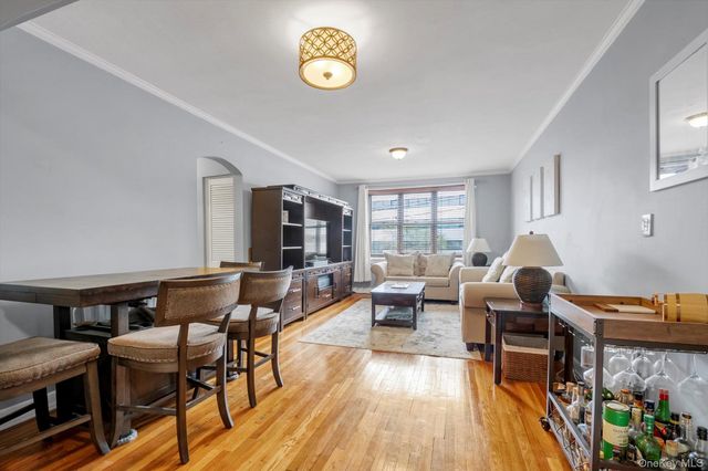 1 Town House Place 2E, Great Neck, NY 11021