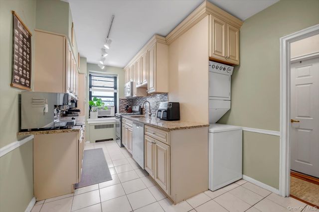 1 Town House Place 2E, Great Neck, NY 11021