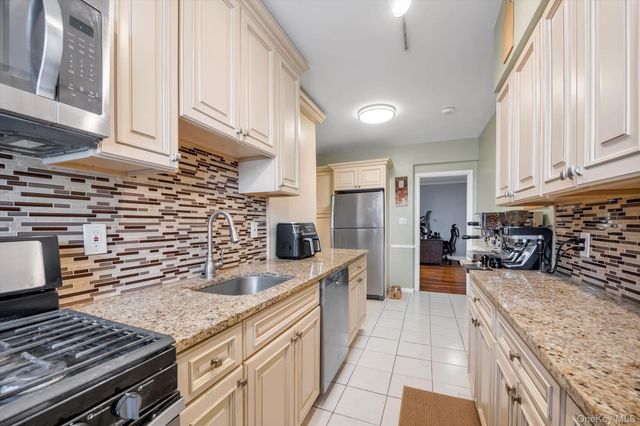1 Town House Place 2E, Great Neck, NY 11021