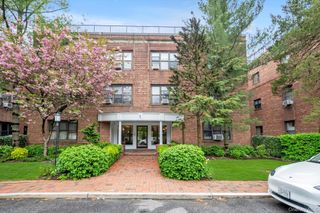 1 Town House Place 2E, Great Neck, NY 11021