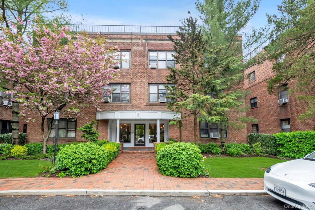 1 Town House Place 2E, Great Neck, NY 11021
