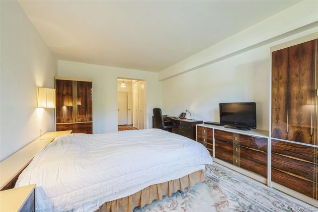 1 Kensington Gate 211, Great Neck, NY 11021