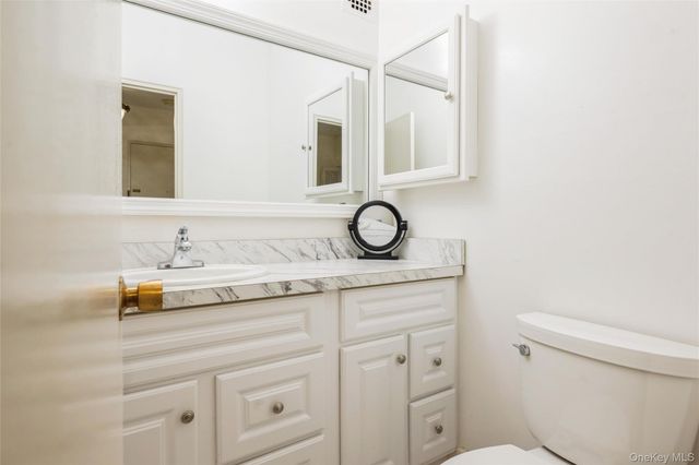 1 Kensington Gate 211, Great Neck, NY 11021