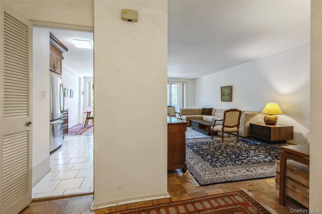 1 Kensington Gate 211, Great Neck, NY 11021