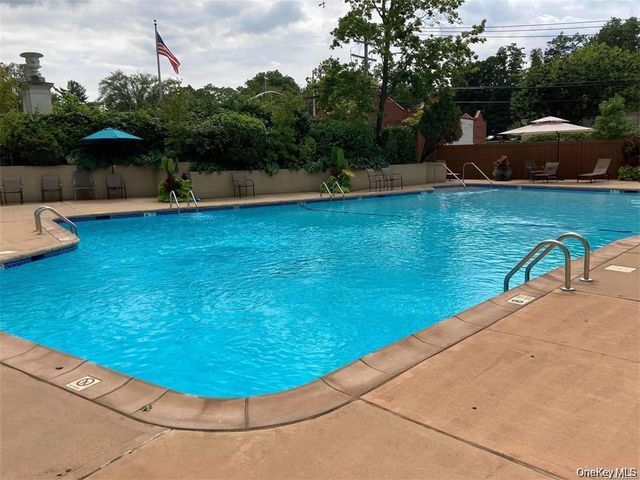 1 Kensington Gate 211, Great Neck, NY 11021