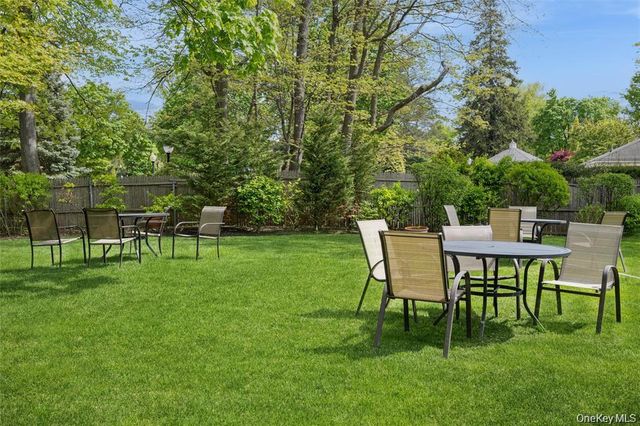 1 Kensington Gate 211, Great Neck, NY 11021