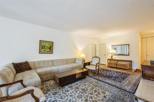 1 Kensington Gate 211, Great Neck, NY 11021