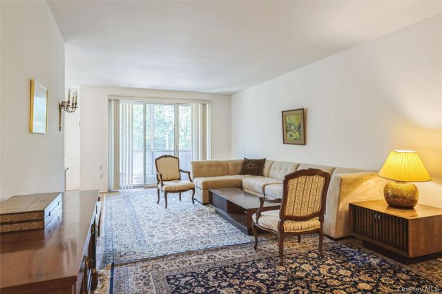 1 Kensington Gate 211, Great Neck, NY 11021