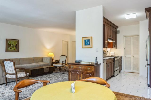 1 Kensington Gate 211, Great Neck, NY 11021